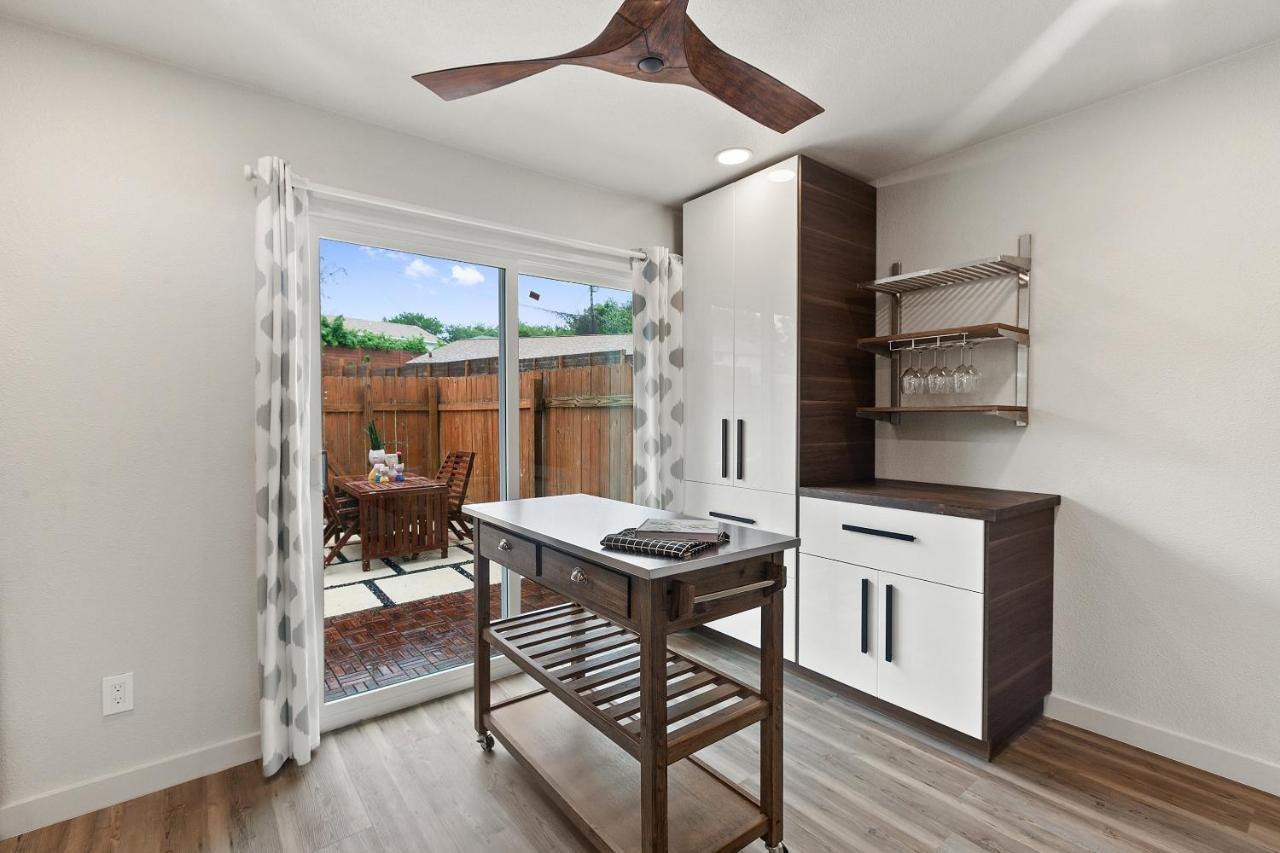 Contemporary Couples Getaway Near Austin Favorites - Loft 21 Apartman Kültér fotó